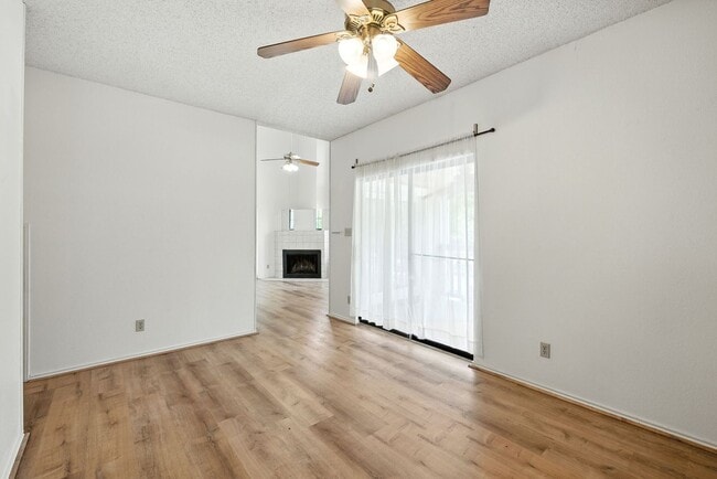 Building Photo - FABULOUS walkable/bikeable 3BR with parking in Hyde Park