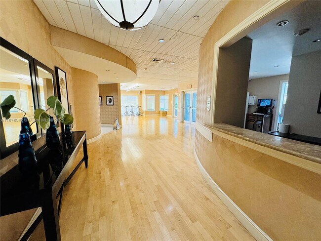 Building Photo - 20000 E Country Club Dr