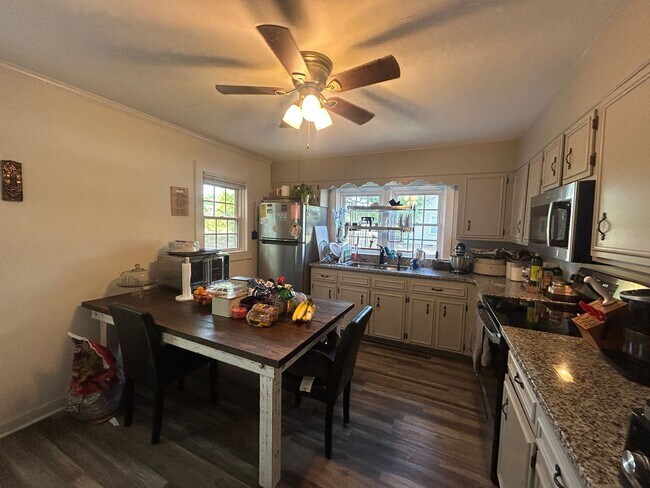 Building Photo - 110 Martin St