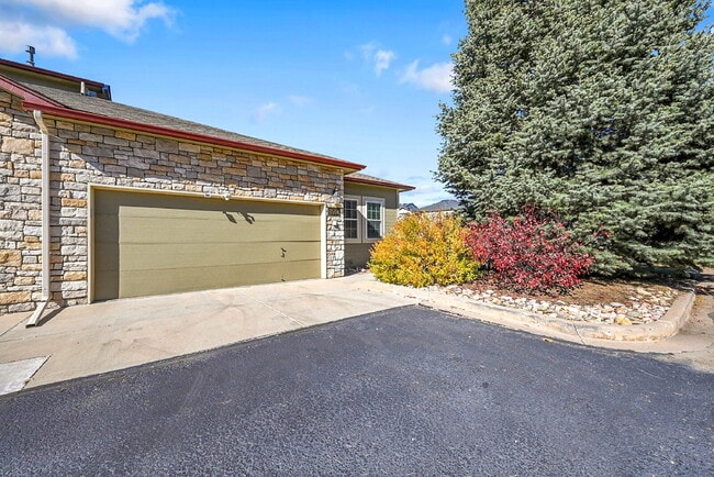 Building Photo - $2,095.00, 3-bed + Bonus room, 2.5 bath, l...