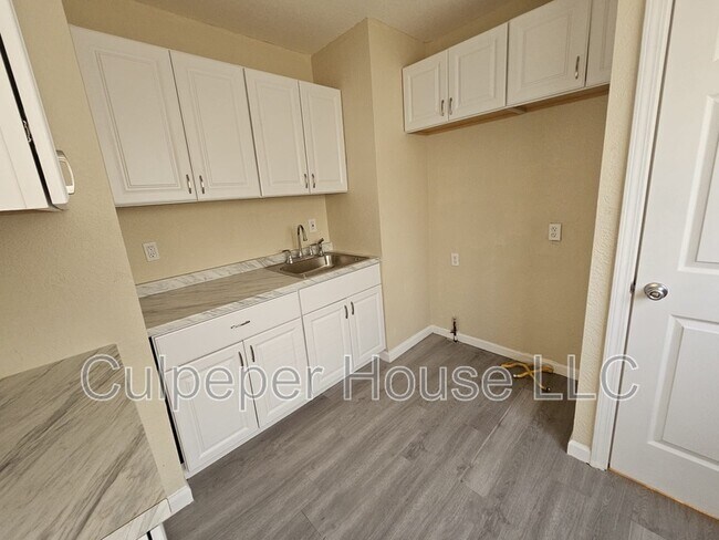 Building Photo - 1046 Slater St