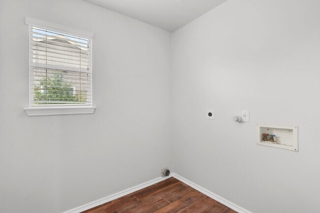 Building Photo - "Spacious 6-Bedroom Haven with 4 Full Baths and Hot Tub!"