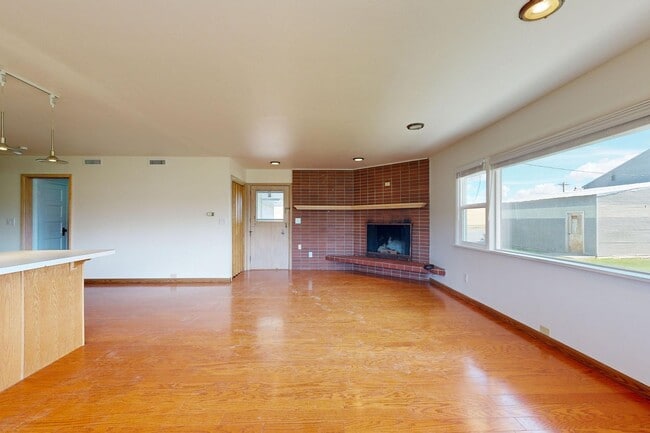 Building Photo - Farmhouse