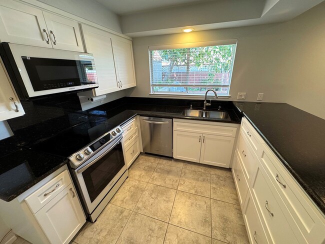 Building Photo - Spacious East Ventura 4 Bedroom Home – Sin...