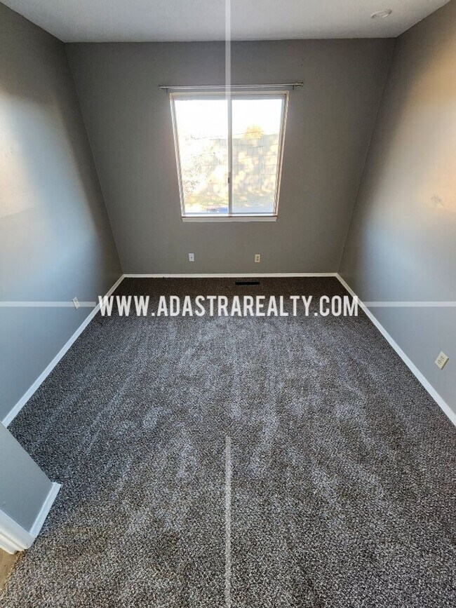 Building Photo - Awesome 2 Bedroom Duplex in Overland Park-Available in APRIL!!