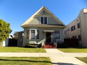 Building Photo - LARGE 2 BEDROOM 1 BATH UPSTAIRS UNIT WITH ...
