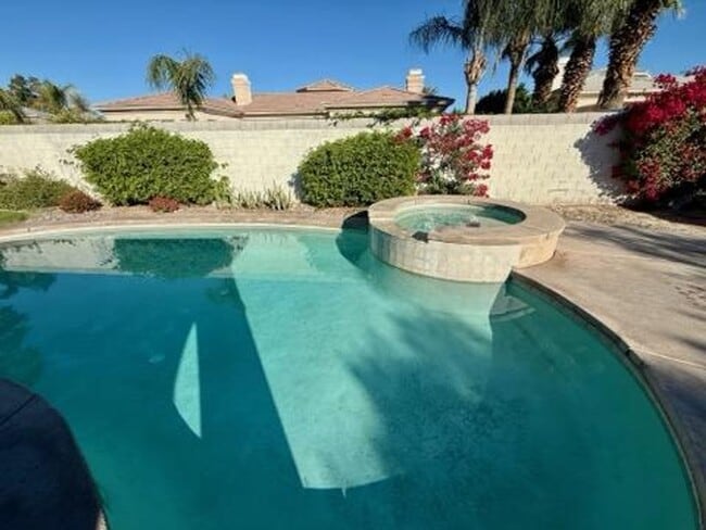 Building Photo - Large 3 bed 2.5 bath with pool and Gargae