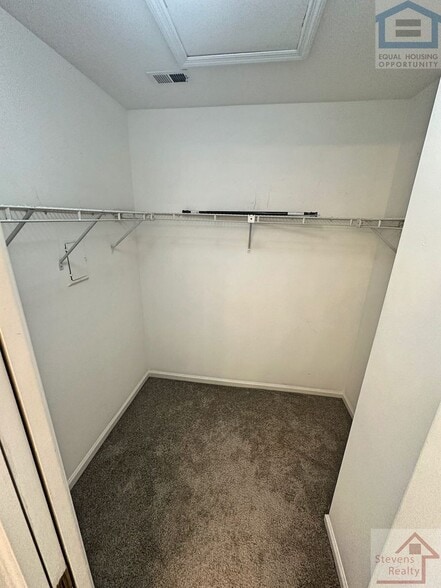 Building Photo - 123 W End Pl