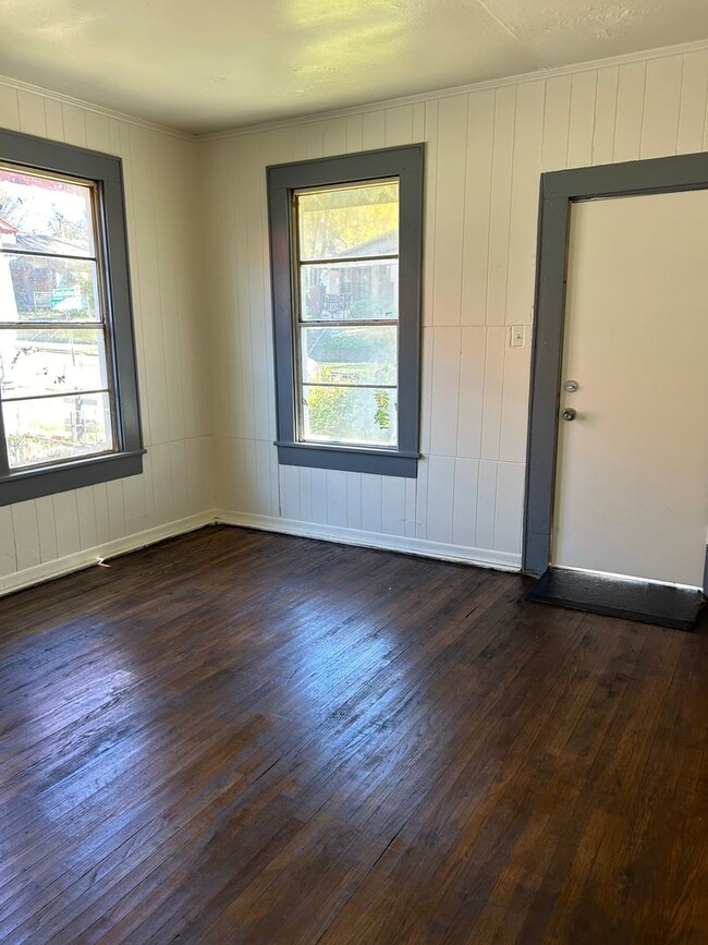 Building Photo - 3022 Lillian St