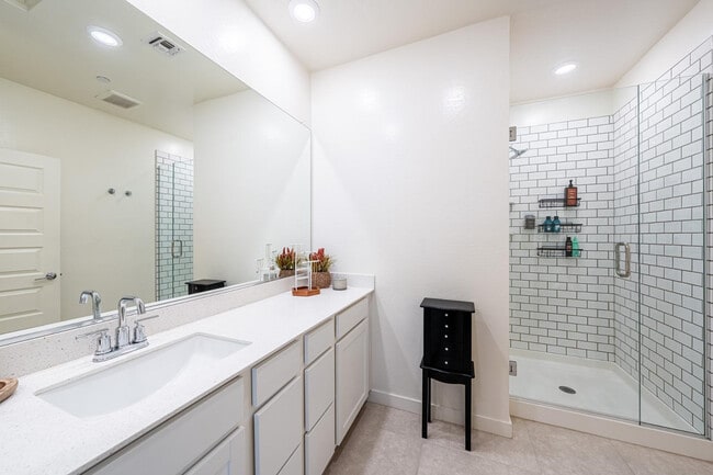 Building Photo - 2750 S Voyager Dr