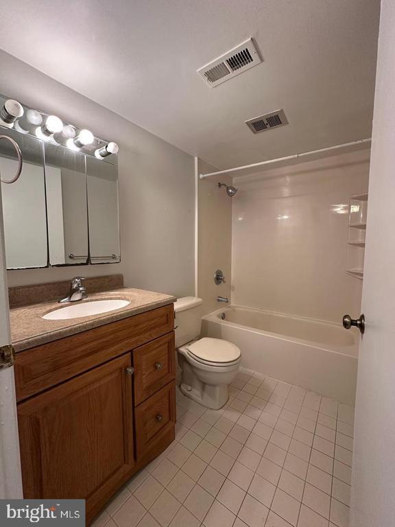 Building Photo - 3123 Sayre Dr