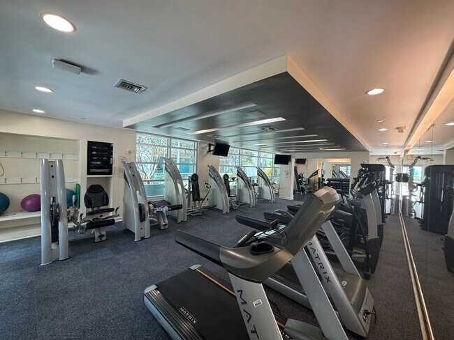 Building Photo - Luxurious 2/2 Modern Condo in Prestigious Channelside with Resort-Style Amenities