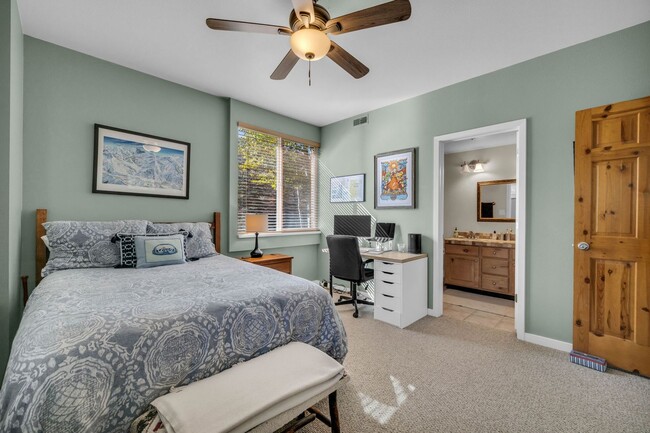 Building Photo - 2 Bed Pinecreek Condo with garage