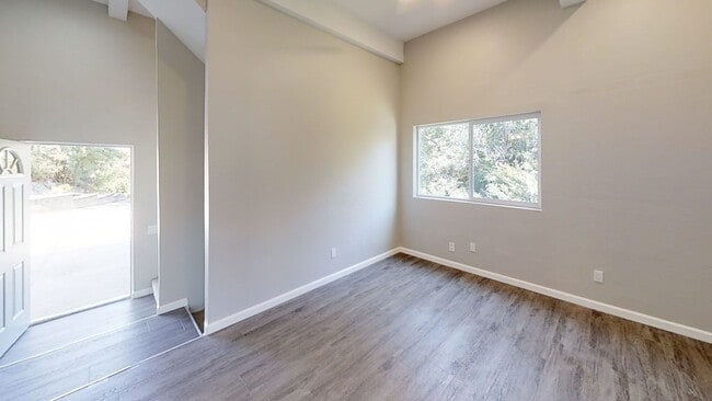 Building Photo - 7BD/3BA, Large Decks!