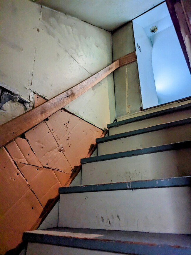 Building Photo - 2431 W Thomas St