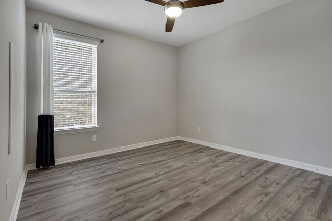 Building Photo - 1513 Canary Ln