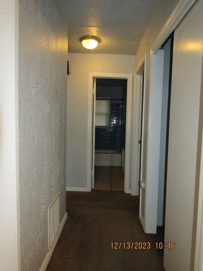 Building Photo - Close to shopping, Comanche hospital and Cameron University