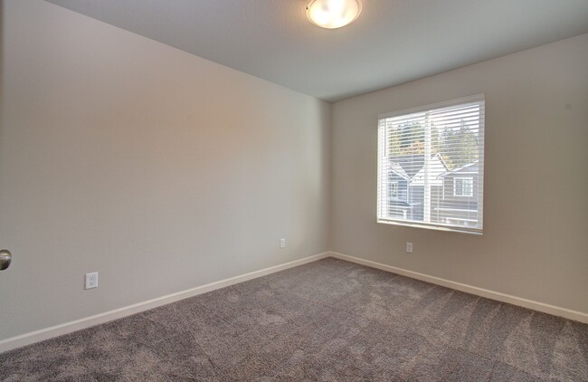 Building Photo - Immaculate Ridgefield Townhome