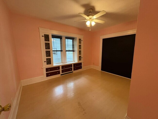 Building Photo - Updated 2-Bedroom Apartment with Spacious Rooms and Private Lower-Level Layout