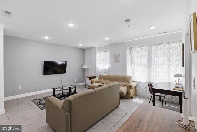 Building Photo - 925 N Broad St