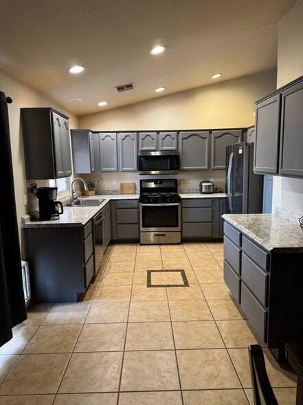 Building Photo - 3927 E Nicole Ave