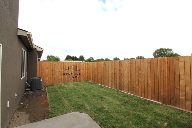 Building Photo - 3 Bedroom, 2.5 Bath + Flex Room Townhome in Kennewick