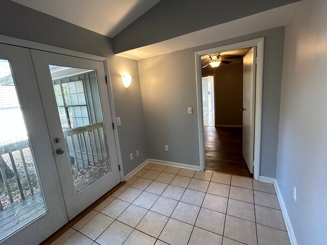 Building Photo - 4 bedroom duplex-East Ridge