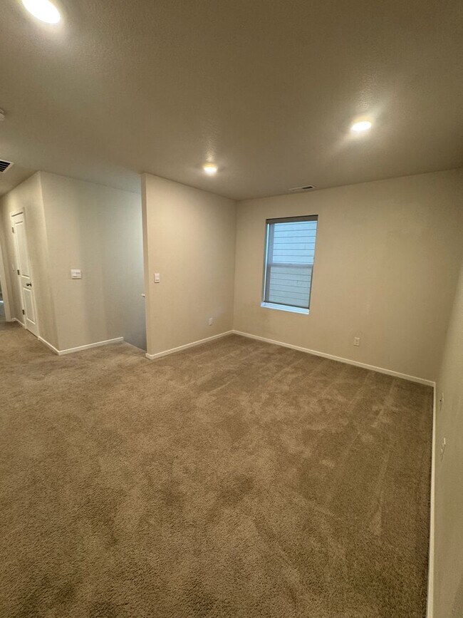 Building Photo - 4 Bedroom, 2.5 bath, newer home in desirable location!!