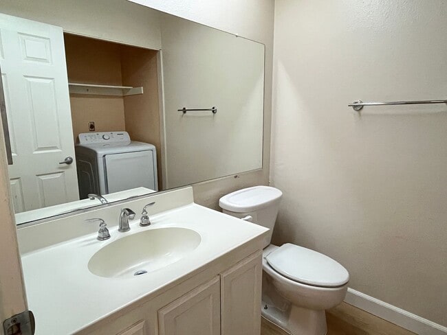 Building Photo - Spacious 2 bedroom, 1.5 bath townhouse for rent near UCR