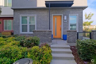 Building Photo - Beautiful 3 Bedroom, 2.5 Bath Townhome in ...