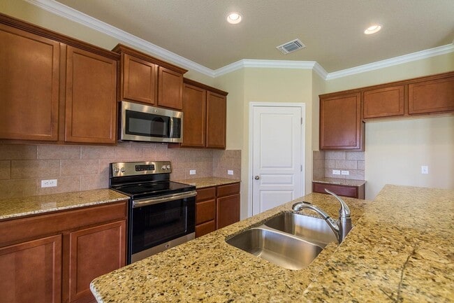 Building Photo - Spacious 4-Bedroom, 2-Bath Home in Hills o...