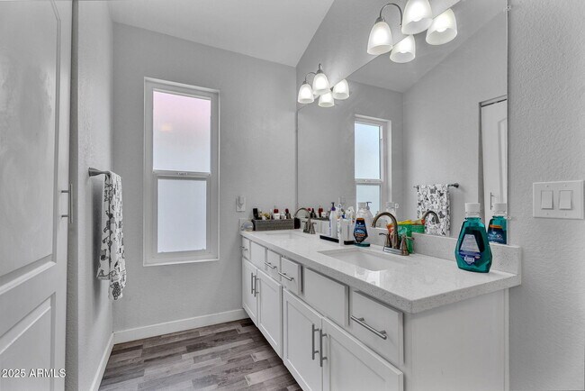 Building Photo - 1510 E Commerce Ave