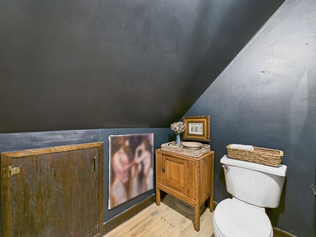 Building Photo - COMING SOON! Charming Cottage in the Center of Town