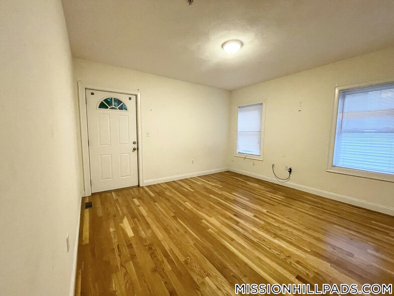 Building Photo - 128 Hillside St