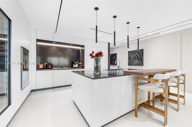 Building Photo - 300 Biscayne Blvd Way