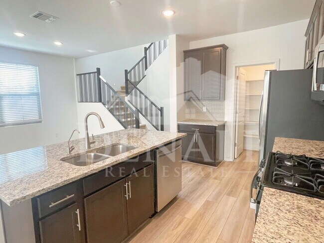 Building Photo - 1365 W Bluejay Dr
