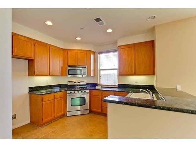 Building Photo - 2-bedroom Townhome in Campana at Rancho Co...