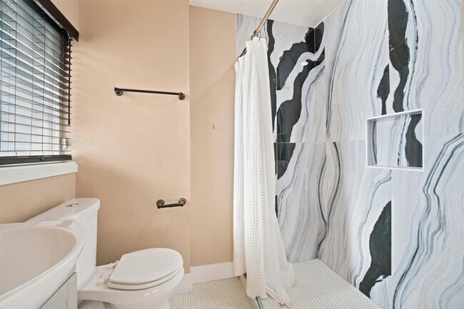 Building Photo - 5332 Balcones Dr