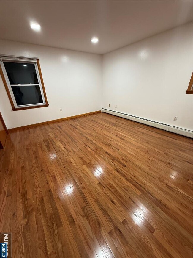 Building Photo - 967 E 23rd St