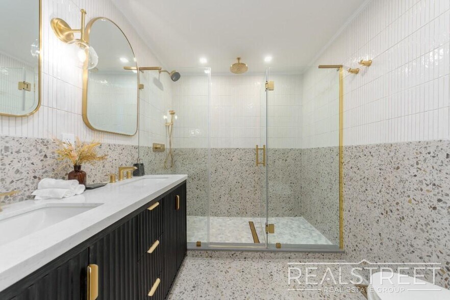 Building Photo - Exquisite 3 BR 3.5 BA Home with Private Pa...
