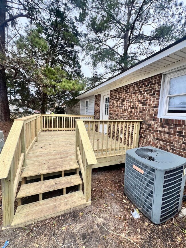 Building Photo - Charming Single-Family Home with Fenced in Backyard!