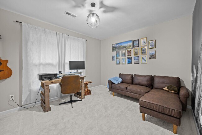 Building Photo - Adorable End-Unit Townhome in Desirable No...