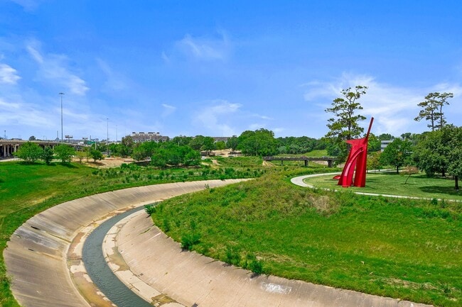 Building Photo - 1016 E 7th St