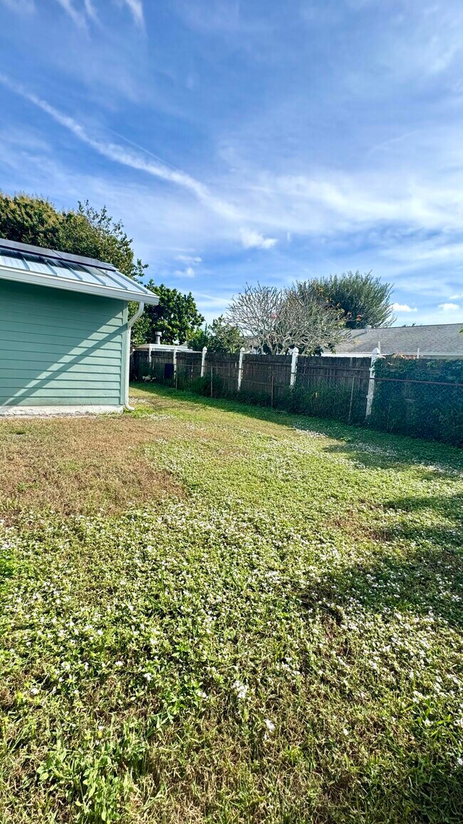 Building Photo - 5149 El Claro Cir