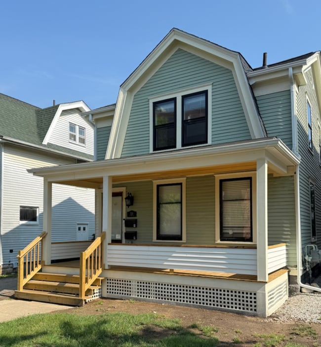 Building Photo - 331 E Ann St