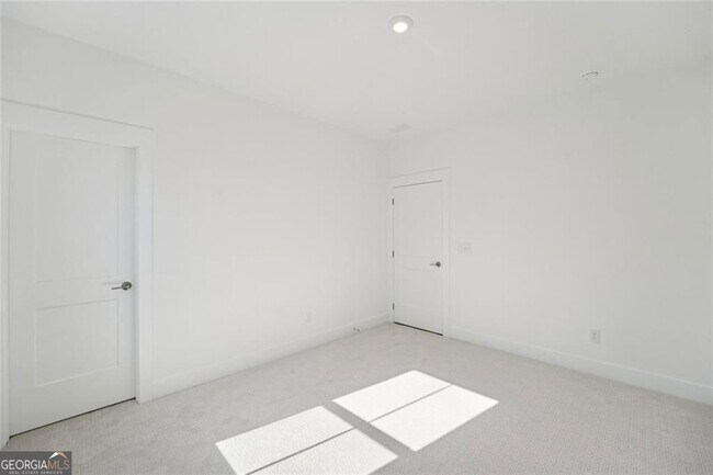 Building Photo - 2815 Medford Dr