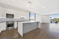 Building Photo - 562 W 18th St