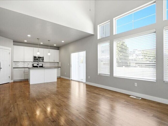Building Photo - Herriman Lovely 3 bed, 2.5 bath Townhome