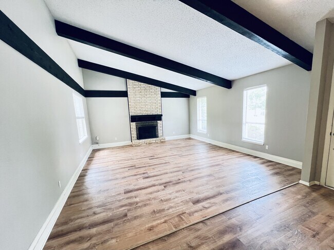 Building Photo - 2102 Richwood Dr