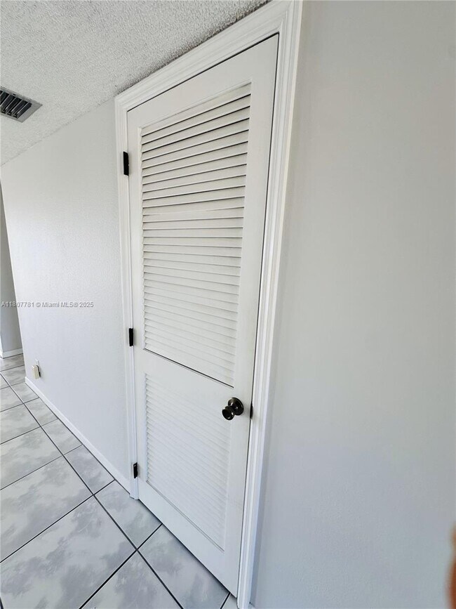 Building Photo - 3111 Pass a Grille Way